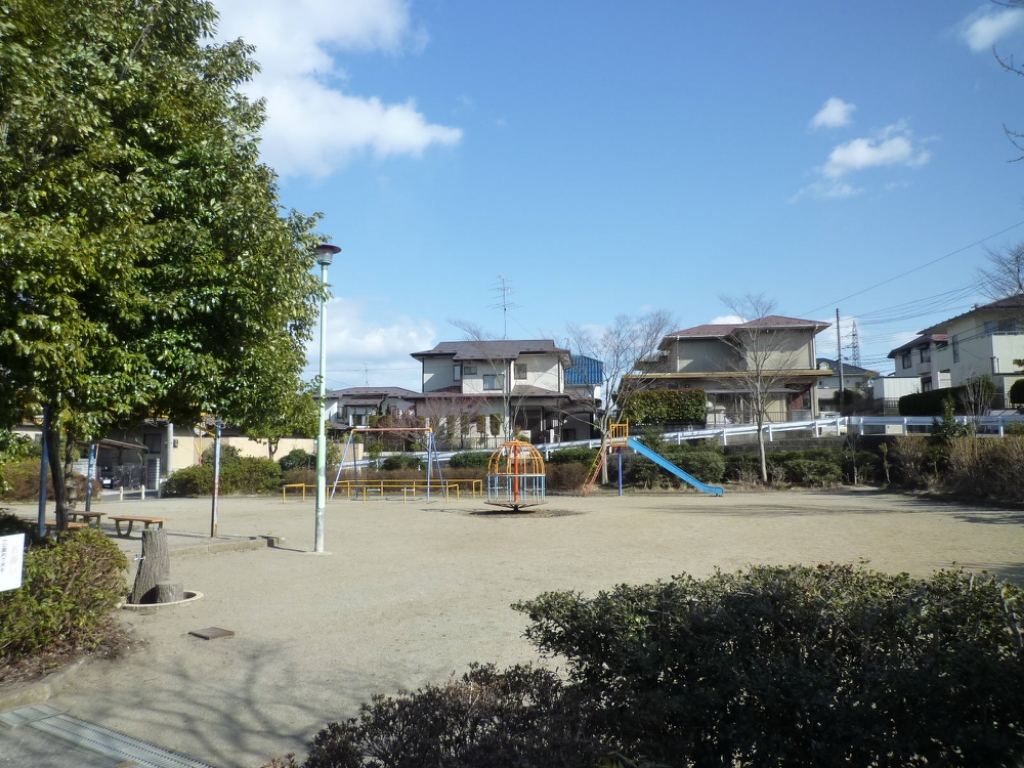 サンハイツ川平 公園すぐ近く