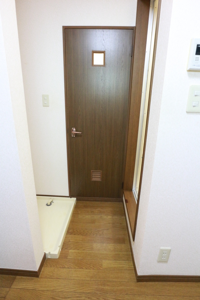ハウス・ビューダリッヒ 洗濯機置き場、浴室脱衣場所も影になっており安心です！
