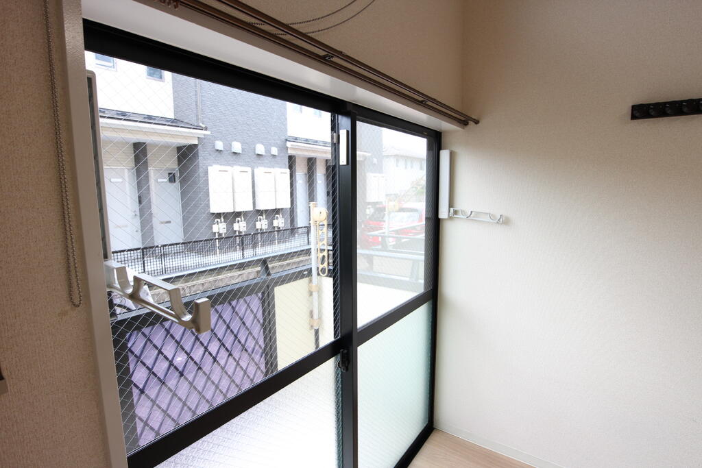 サンプラザファムリⅡ 室内物干し　雨の日でも洗濯物干せます