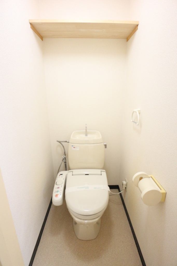 斎藤ハイツ 温水洗浄便座　収納棚付きでストック品も置けます！