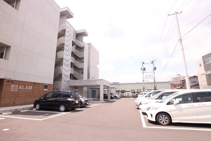 AURA六丁の目 駐車場